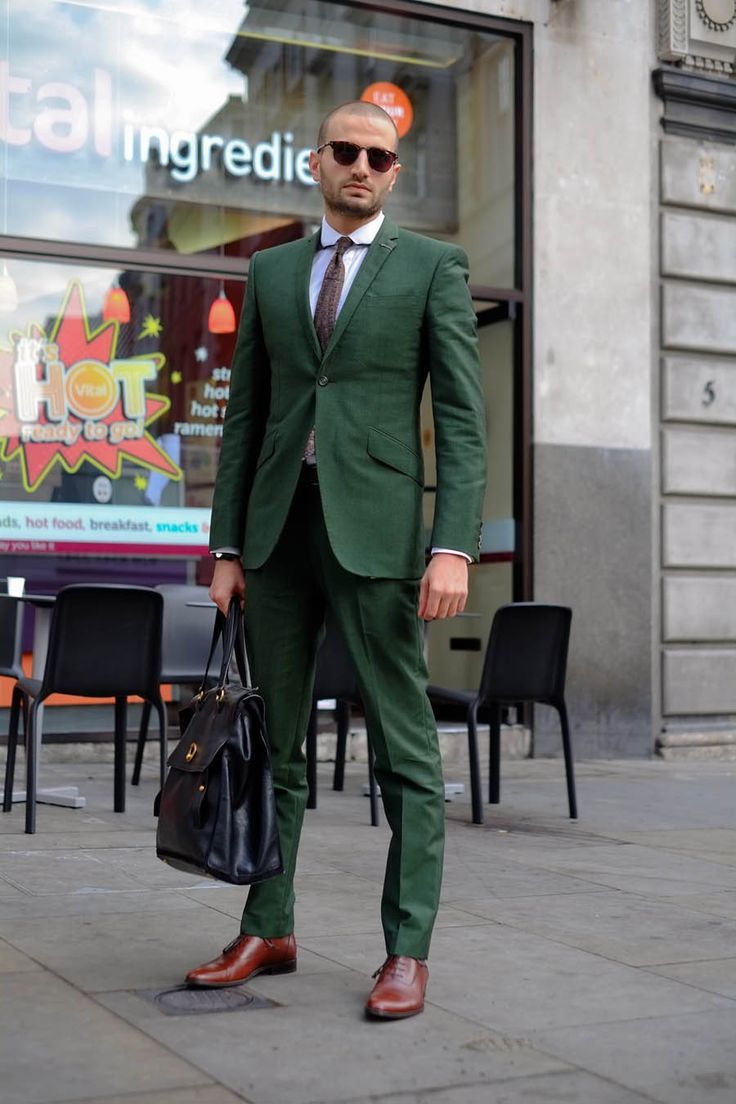 men's outfits with green shoes