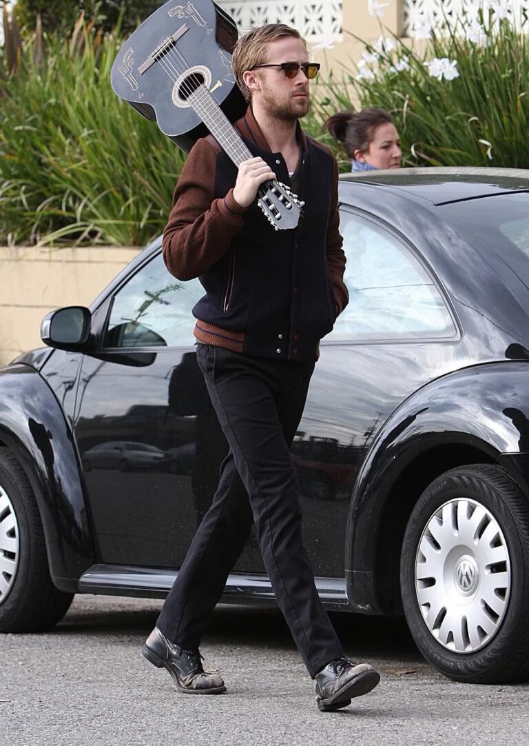 Ryan Gosling Shows You The Right Way To Rock Work Boots In Public 