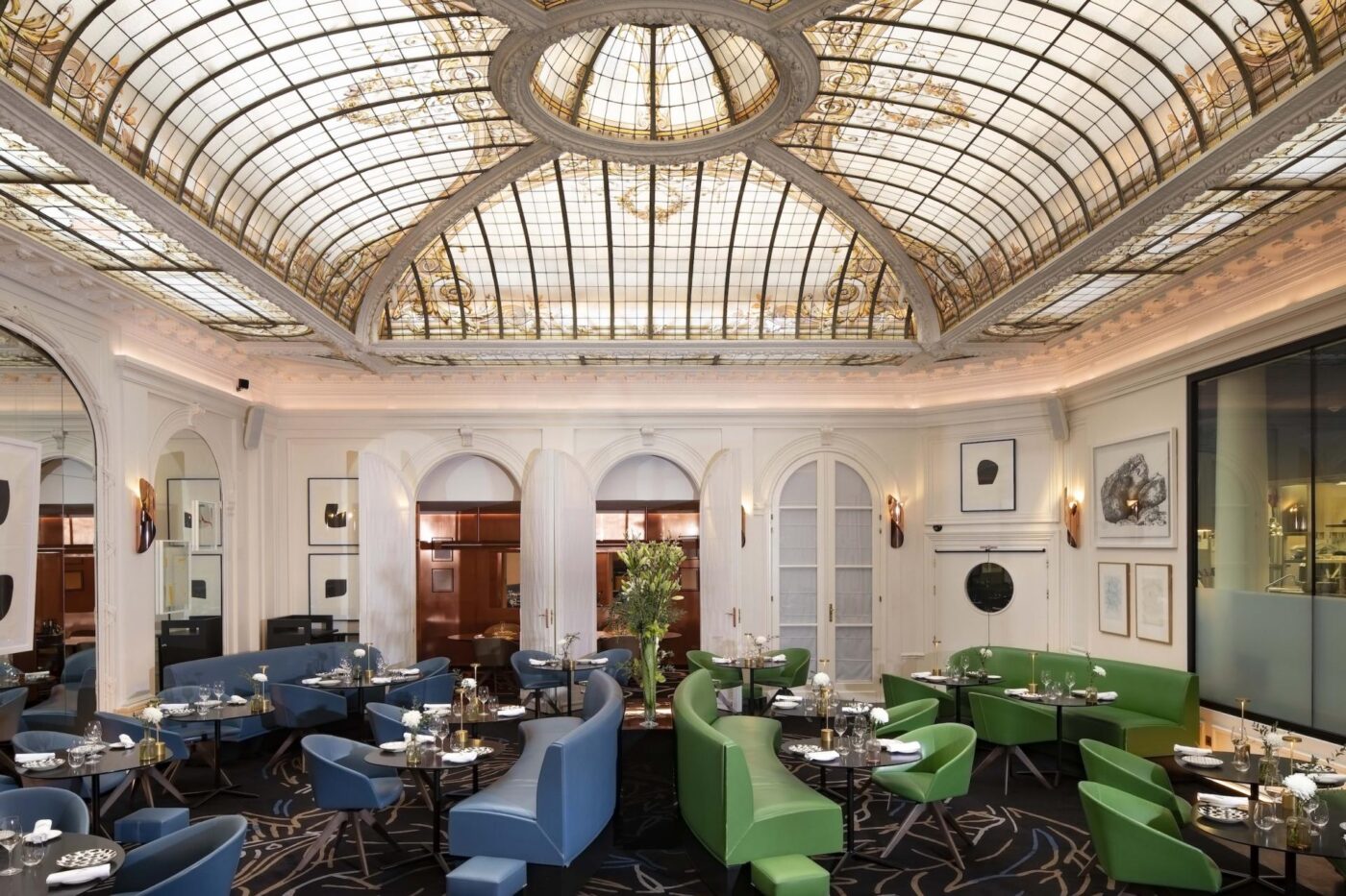 Luxurious hotel restaurant with Parisian elegance.