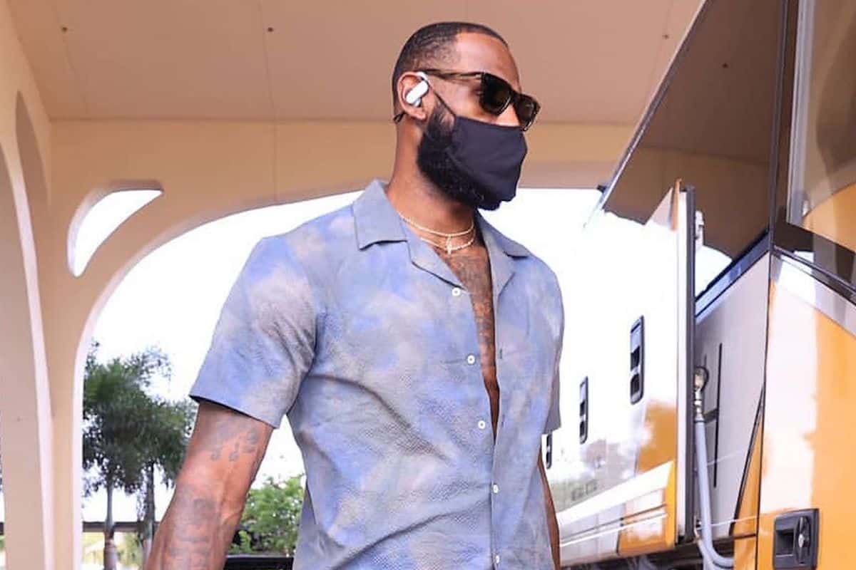Photo: LeBron James' Pregame Outfit Is Going Viral - The Spun: What's  Trending In The Sports World Today