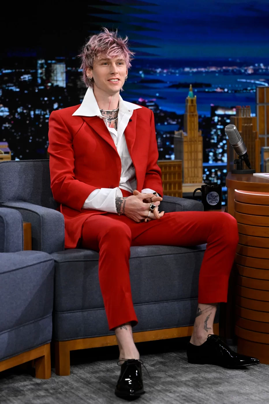 machine gun kelly with  pink hair on talk show. 