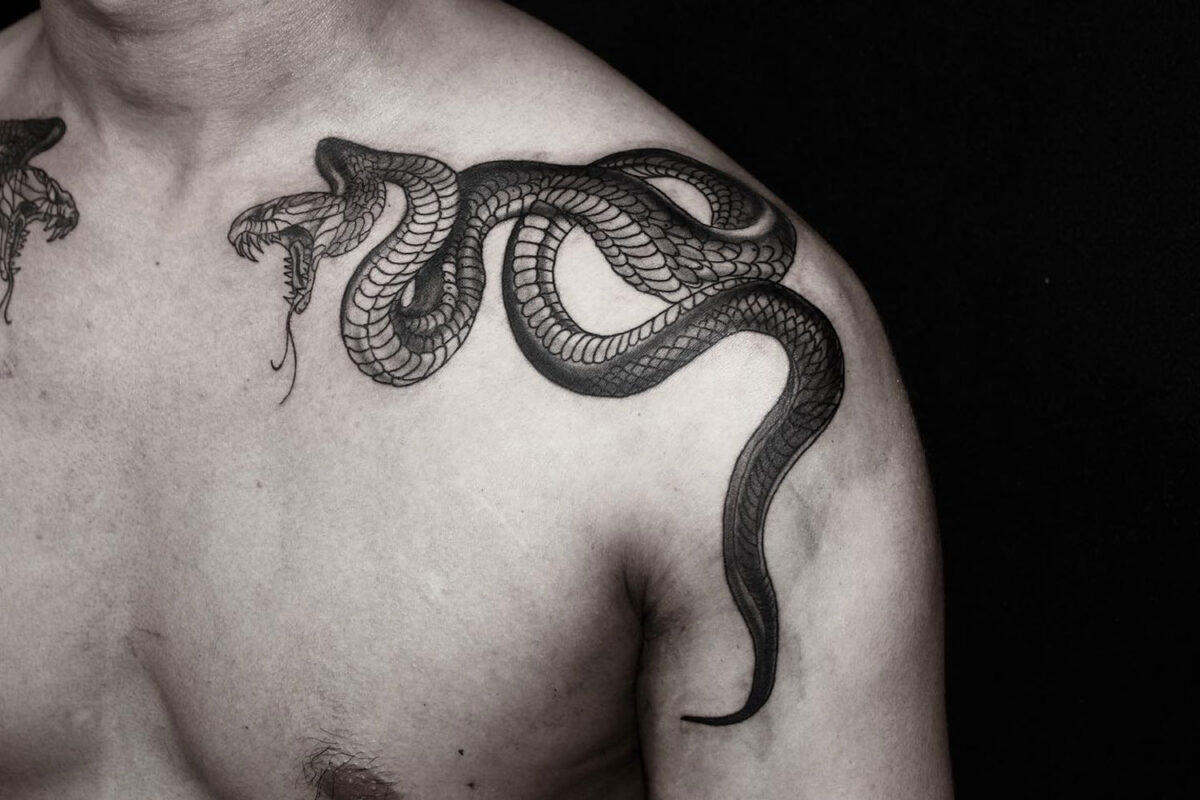 татуировка змея на плече