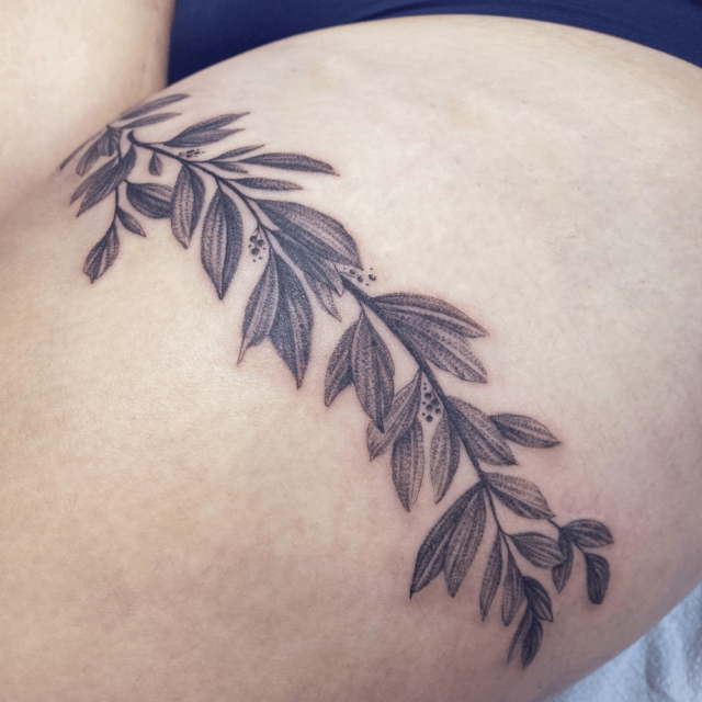 11 Flower Thigh Tattoo Ideas That Will Blow Your Mind  alexie